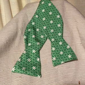 Vineyard Vines ❄️ Snowflakes BowTie